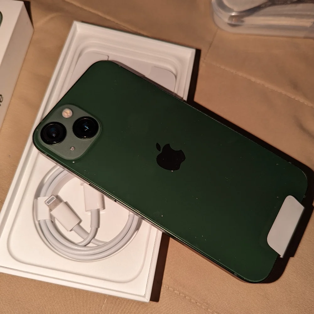 iPhone 13 - Picture 2 of 5